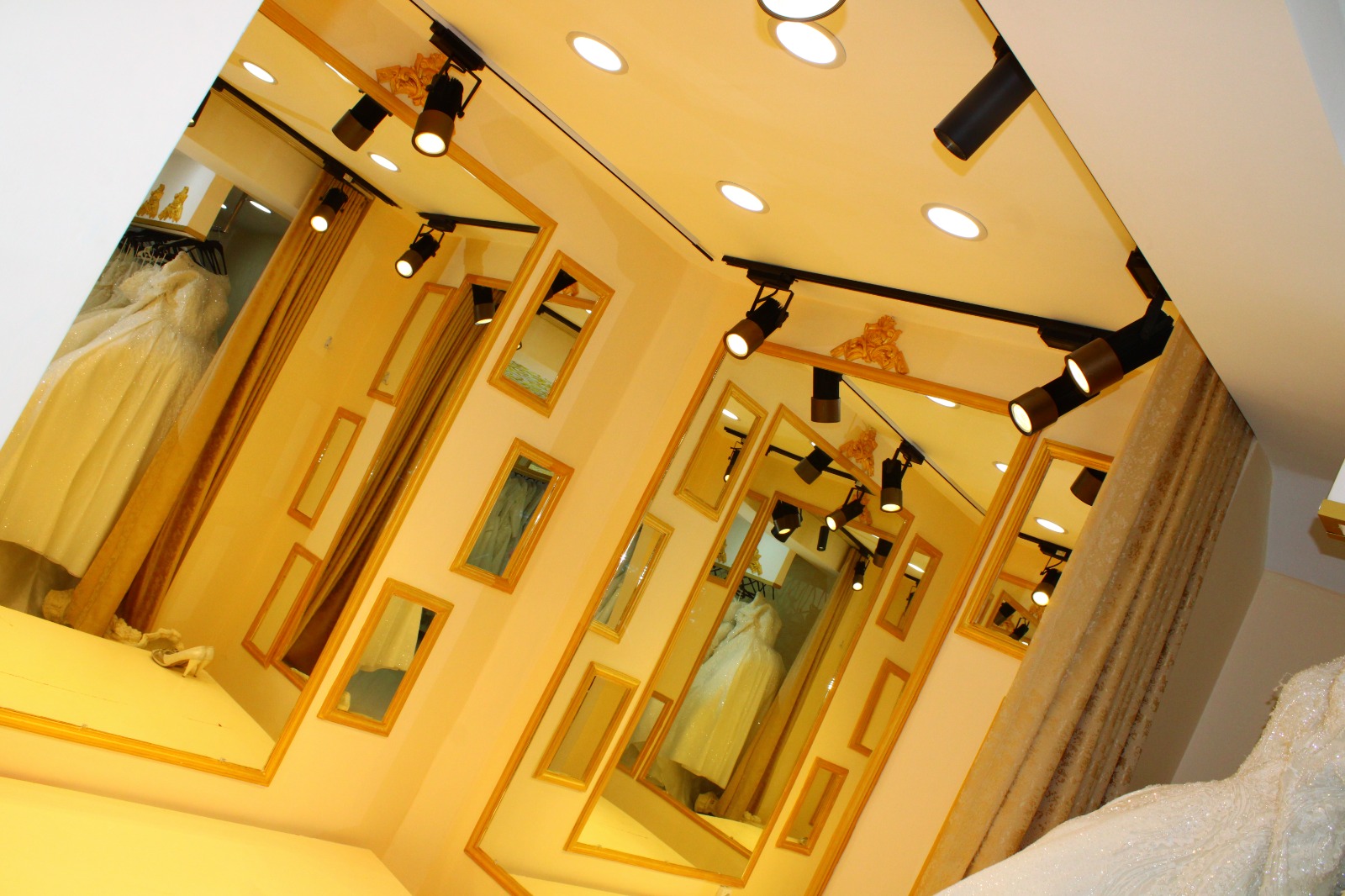 GÜLAY GELİNLİK VE MODA EVI